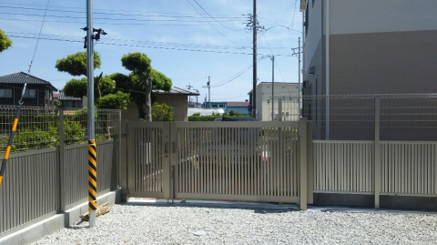 【浜松芳川店】犬さんを放飼いに出来るフェンスと門扉